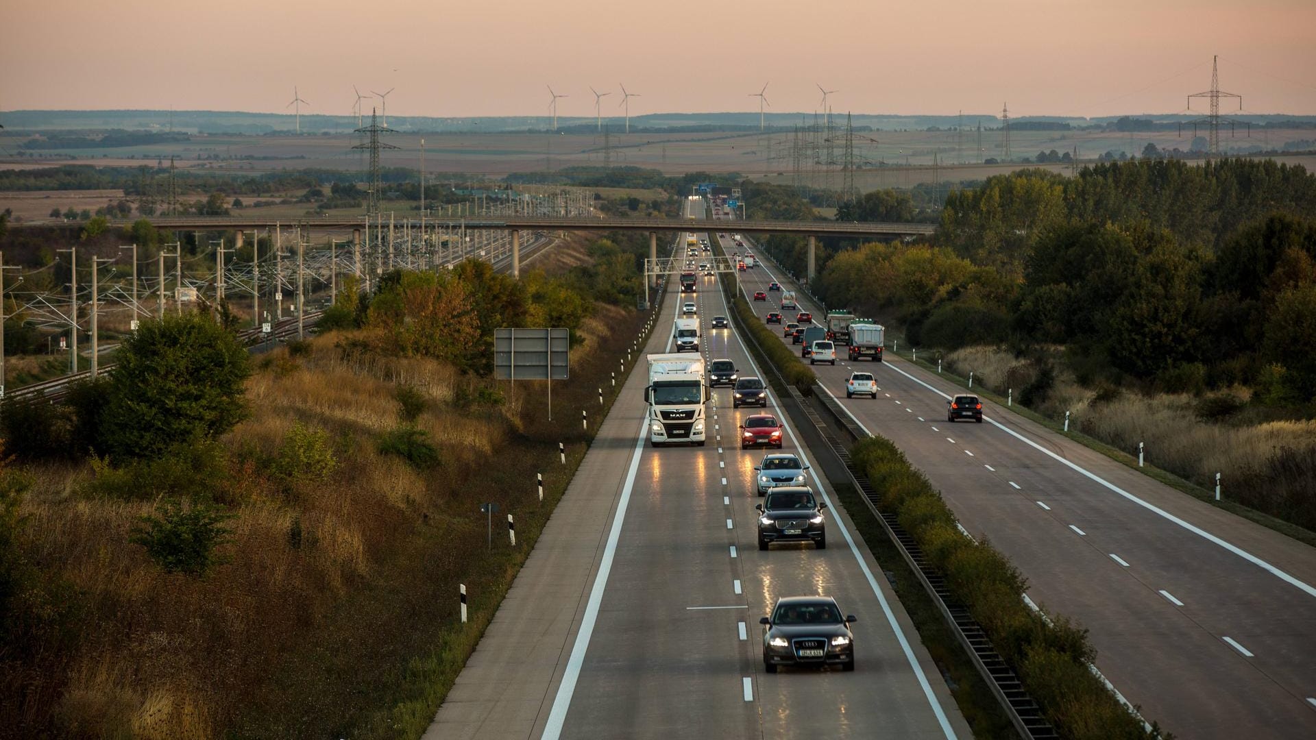 Autos und Lkw fahren auf der A71: An der Anschlussstelle Erfurt-Bindersleben hat ein Lastwagenfahrer einen Geisterfahrer ausgebremst.