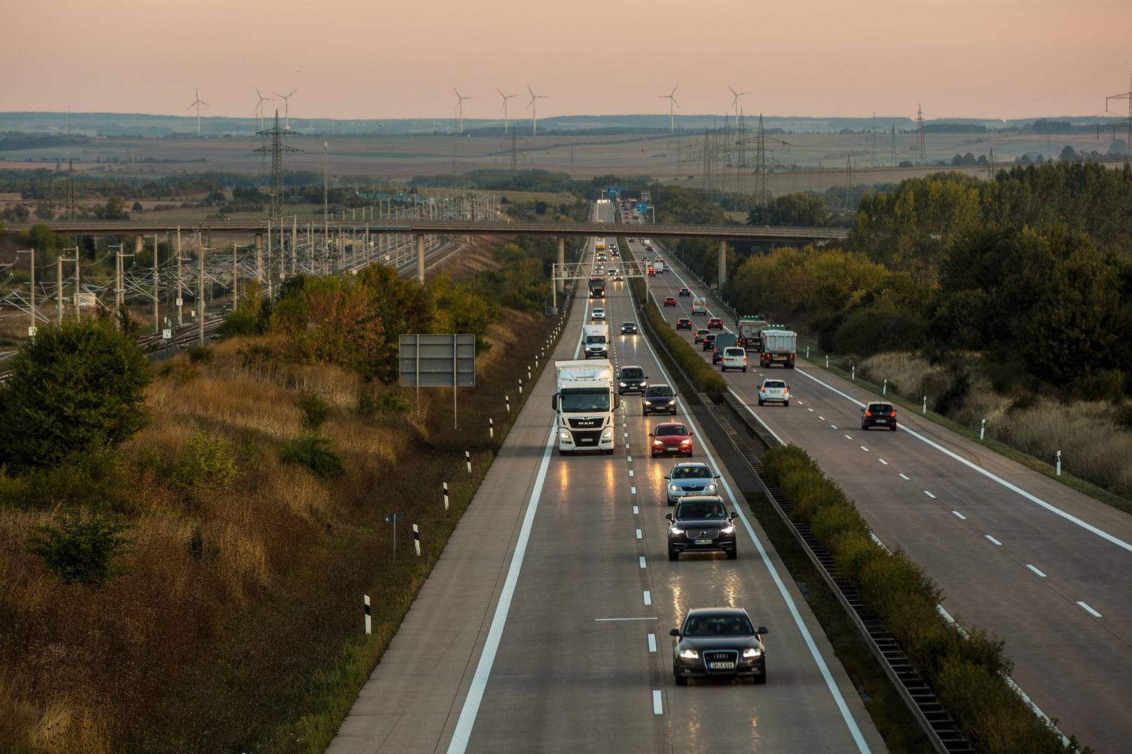 Autos und Lkw fahren auf der A71: An der Anschlussstelle Erfurt-Bindersleben hat ein Lastwagenfahrer einen Geisterfahrer ausgebremst.