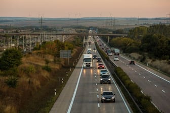 Autos und Lkw fahren auf der A71: An der Anschlussstelle Erfurt-Bindersleben hat ein Lastwagenfahrer einen Geisterfahrer ausgebremst.