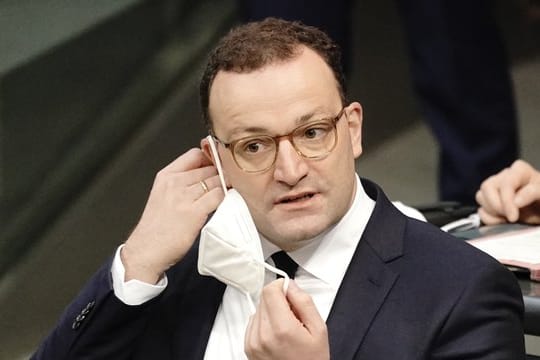 Bundesgesundheitsminister Jens Spahn verteidigt in der Debatte im Bundestag die Corona-Beschränkungen.