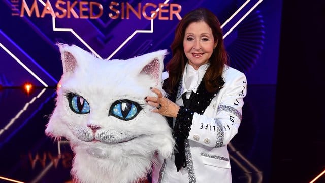 Vicky Leandros im Kostüm der Figur "Die Katze" im Halbfinale der ProSieben-Show "The Masked Singer".