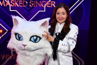 Vicky Leandros im Kostüm der Figur "Die Katze" im Halbfinale der ProSieben-Show "The Masked Singer".