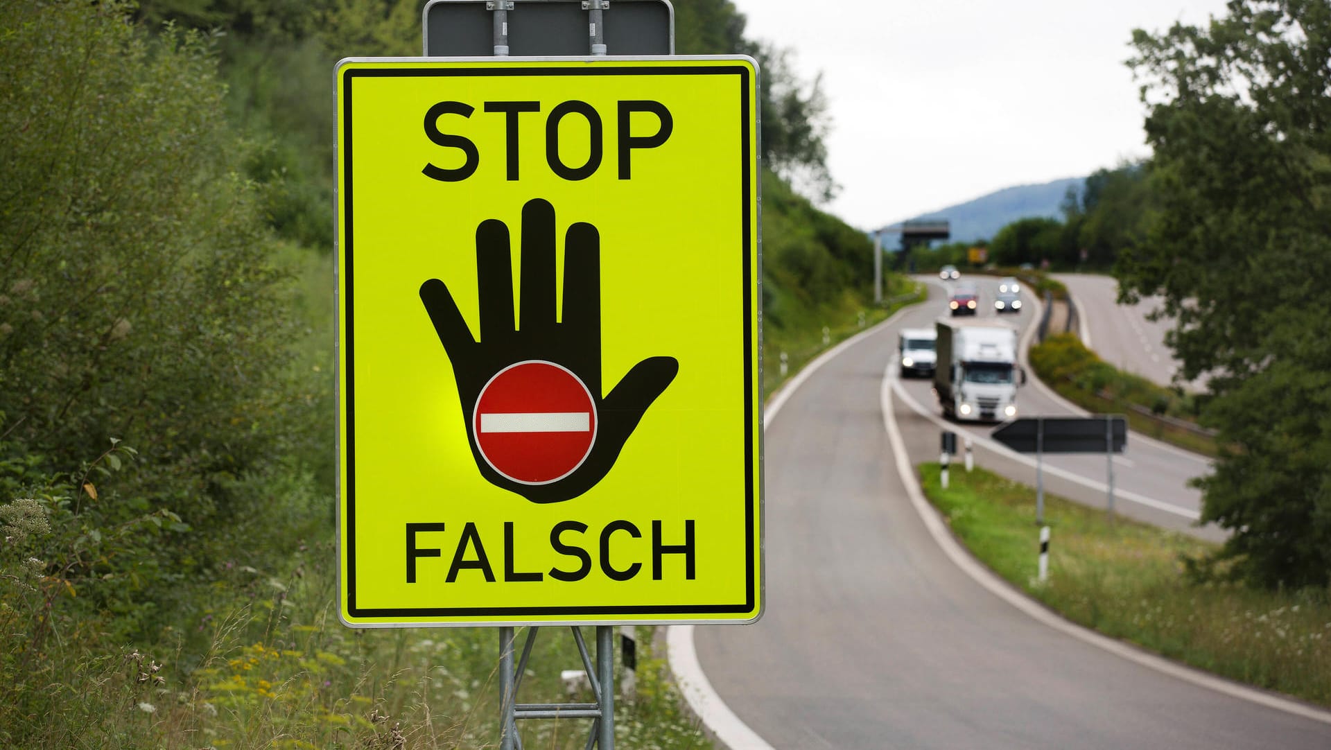 Stop-Schild: Geisterfahrer sorgen immer wieder für tödliche Unfälle. In Thüringen hat ein LKW-Fahrer nun Schlimmeres verhindert. Stop-Schild: Geisterfahrer sorgen immer wieder für tödliche Unfälle. In Thüringen hat ein LKW-Fahrer nun Schlimmeres verhindert.