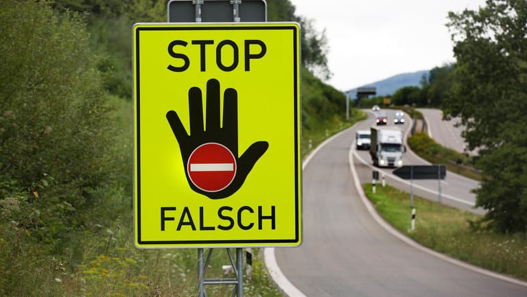 Stop-Schild: Geisterfahrer sorgen immer wieder für tödliche Unfälle. In Thüringen hat ein LKW-Fahrer nun Schlimmeres verhindert.
