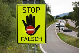 Stop-Schild: Geisterfahrer sorgen immer wieder für tödliche Unfälle. In Thüringen hat ein LKW-Fahrer nun Schlimmeres verhindert.