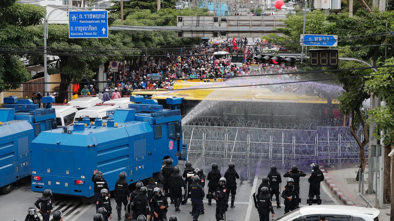 Thailand: Mindestens 55 Menschen sind bei Protesten verletzt worden. Mindestens 32 litten an den Folgen des Einsatzes von Tränengas und sechs Menschen würden Schusswunden aufweisen.