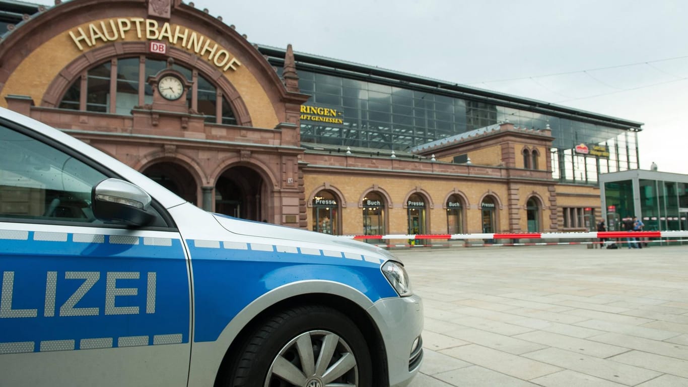 Ein Polizeiwagen steht vor dem Erfurter Hauptbahnhof (Symbolbild): Durch einen mehrstündigen Polizeieinsatz kam es hier zu erheblichen Verkehrsbeeinträchtigungen.