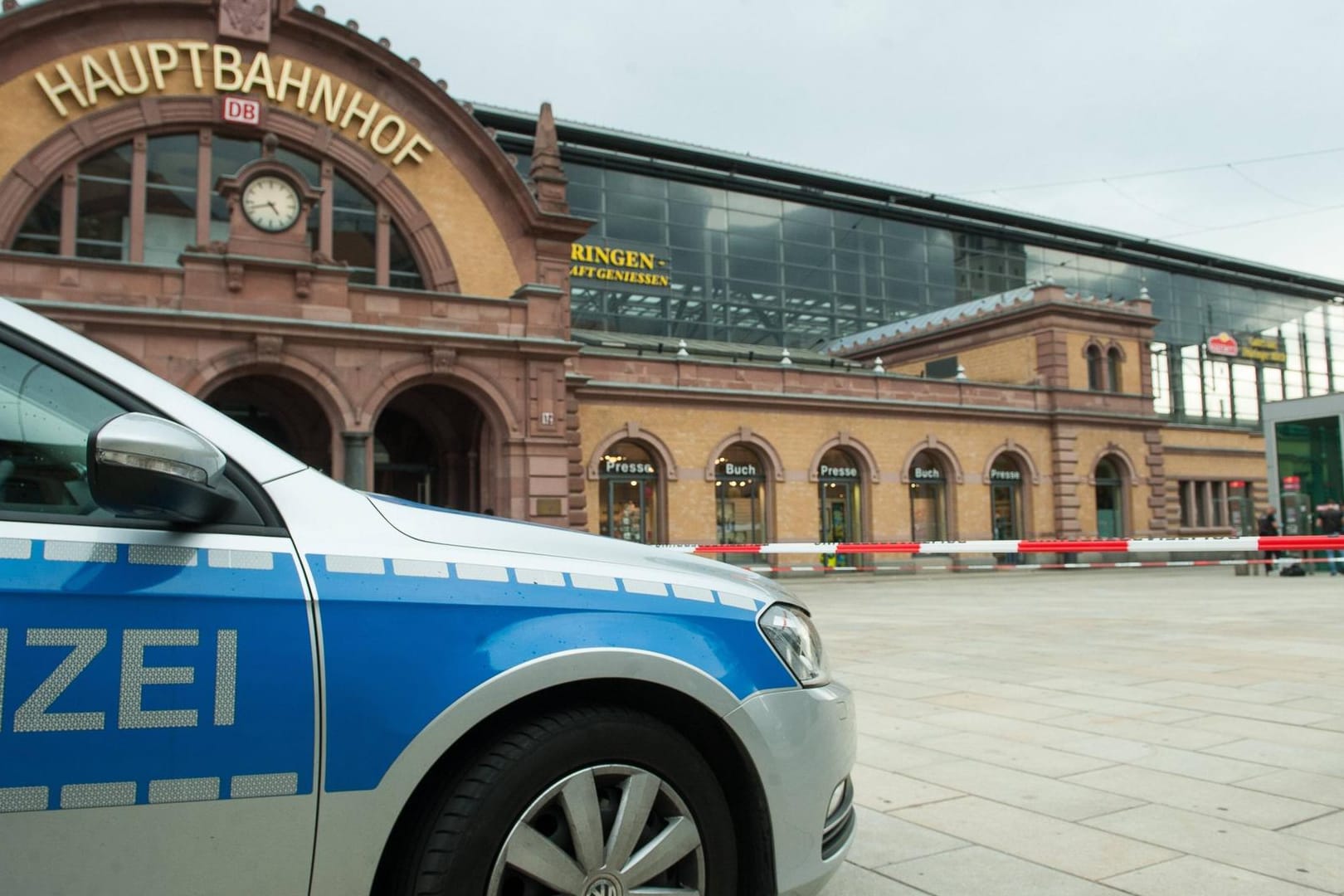 Ein Polizeiwagen steht vor dem Erfurter Hauptbahnhof (Symbolbild): Durch einen mehrstündigen Polizeieinsatz kam es hier zu erheblichen Verkehrsbeeinträchtigungen.