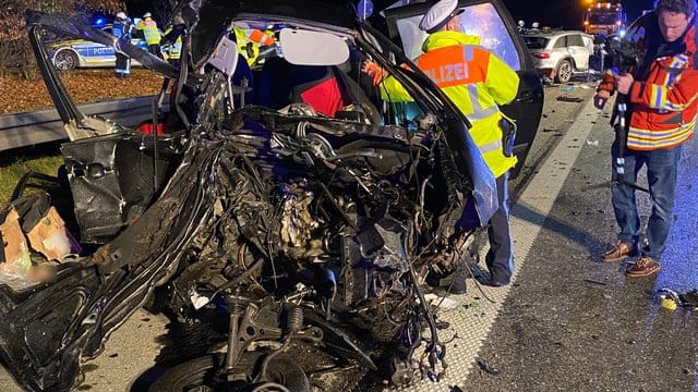 Nach einem Unfall auf der A99 ist ein Fahrzeug völlig zerstört. Nach einem Unfall auf der A99 ist ein Fahrzeug völlig zerstört.