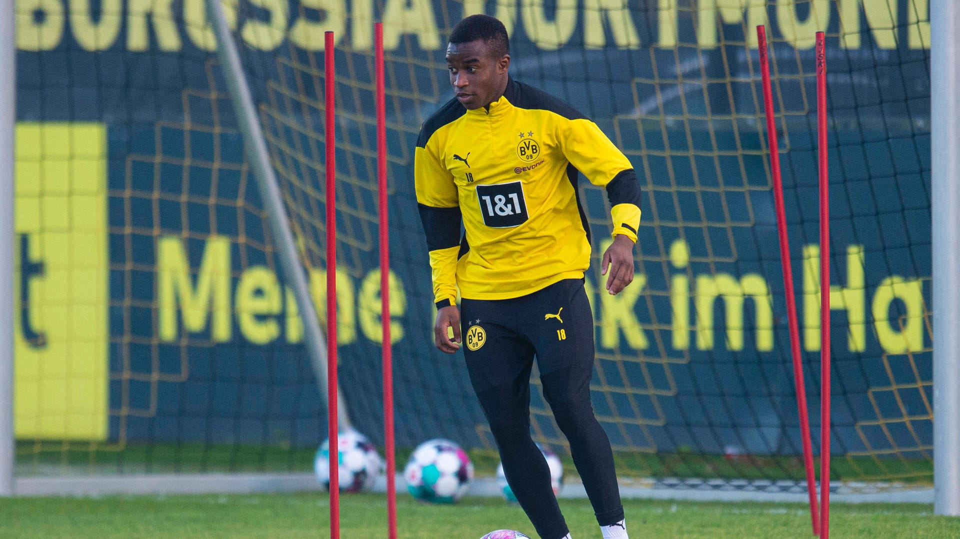 Youssoufa Moukoko: Das Nachwuchstalent steht kurz vor seinem Einsatz in der Bundesliga. Youssoufa Moukoko: Das Nachwuchstalent steht kurz vor seinem Einsatz in der Bundesliga.