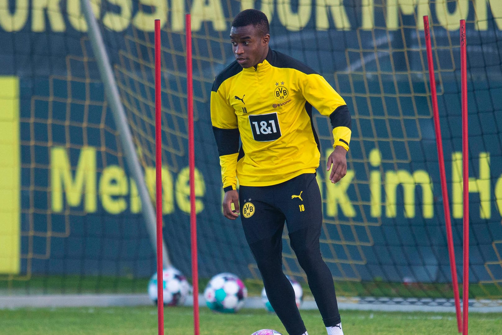 Youssoufa Moukoko: Das Nachwuchstalent steht kurz vor seinem Einsatz in der Bundesliga.
