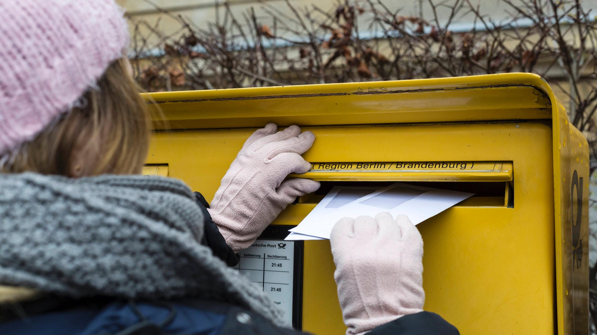 Brief in Postkasten (Symbolbild): Eine Kündigung als herkömmlichen Brief zu verschicken, ist unsicher. Doch auch das Einschreiben hat seine Tücken.