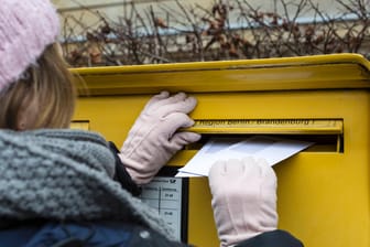 Brief in Postkasten (Symbolbild): Eine Kündigung als herkömmlichen Brief zu verschicken, ist unsicher. Doch auch das Einschreiben hat seine Tücken.
