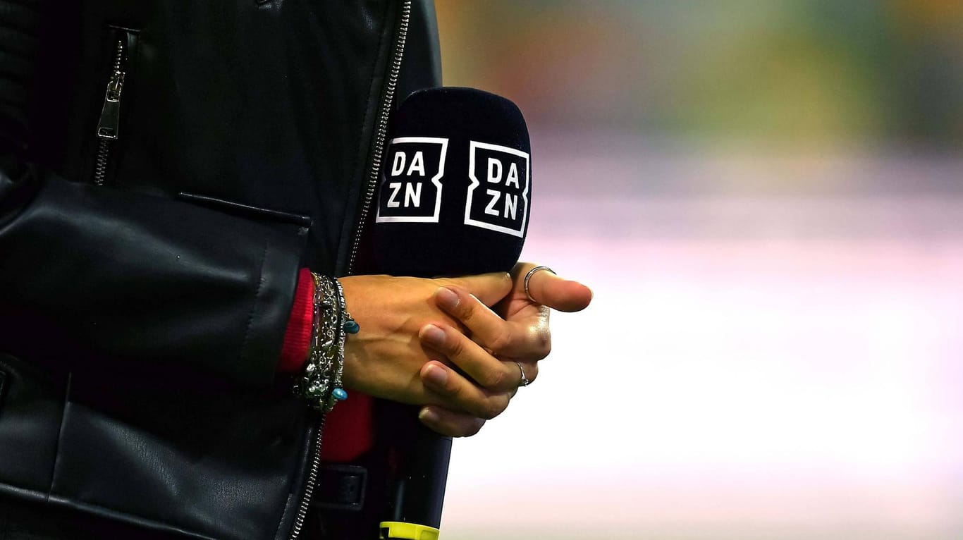 Das Logo von DAZN auf einem Mikrofon: Der Sport-Streamingdienst bietet nun auch zwei klassische TV-Kanäle an.