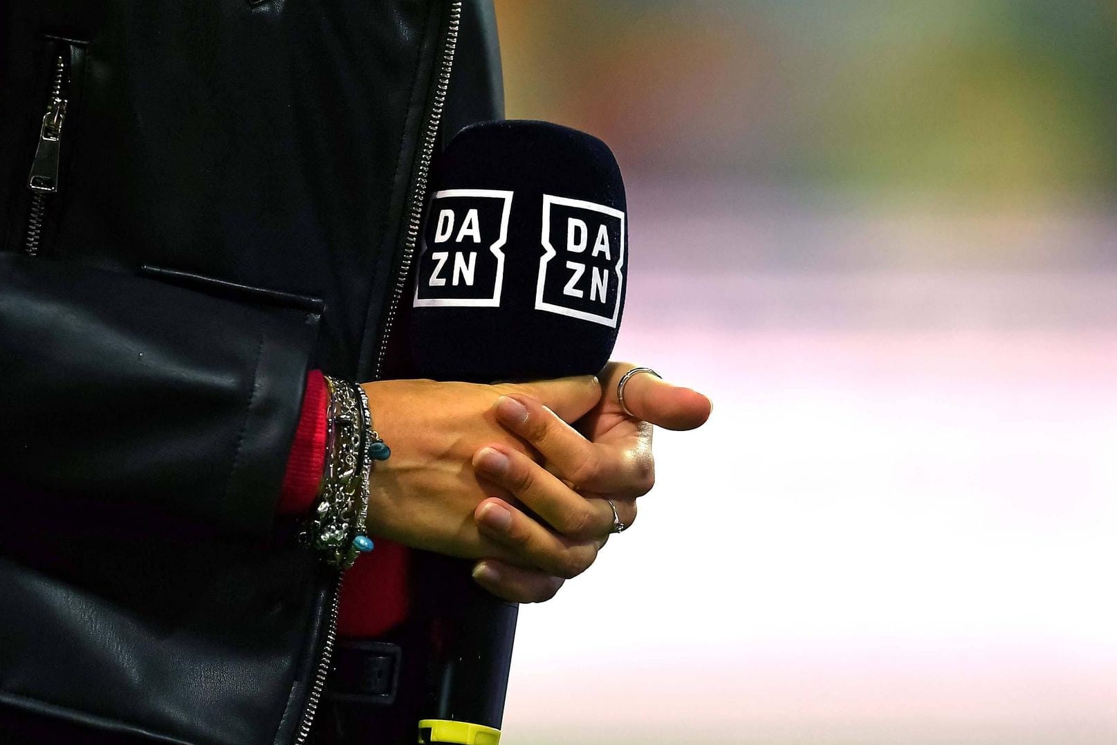 Das Logo von DAZN auf einem Mikrofon: Der Sport-Streamingdienst bietet nun auch zwei klassische TV-Kanäle an.