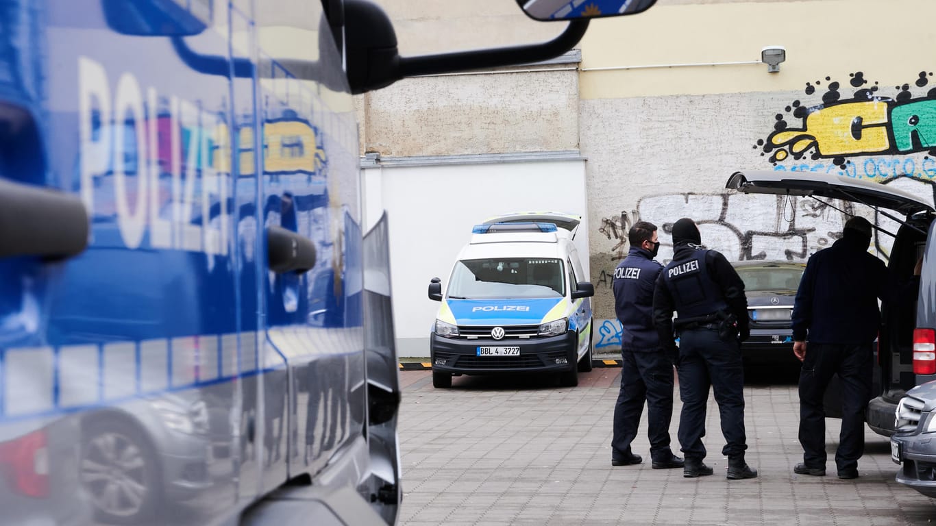Polizisten steht bei einem Einsatz auf einem Parkplatz: Ein Mann soll im April unberechtigt 5.000 Euro Corona-Soforthilfe beantragt haben.