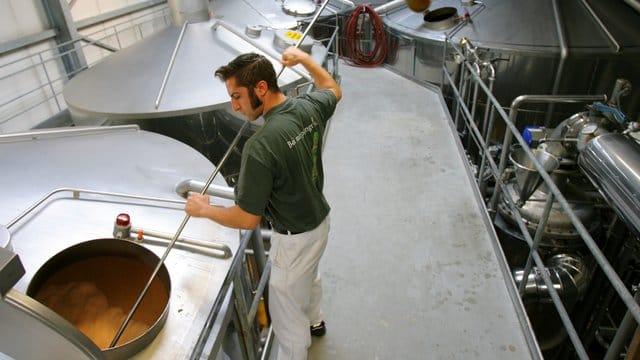 Ein Mitarbeiter braut Bier in der Pfungstädter Brauerei (Archivbild): Das Unternehmen will neu durchstarten.