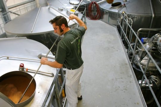 Ein Mitarbeiter braut Bier in der Pfungstädter Brauerei (Archivbild): Das Unternehmen will neu durchstarten.