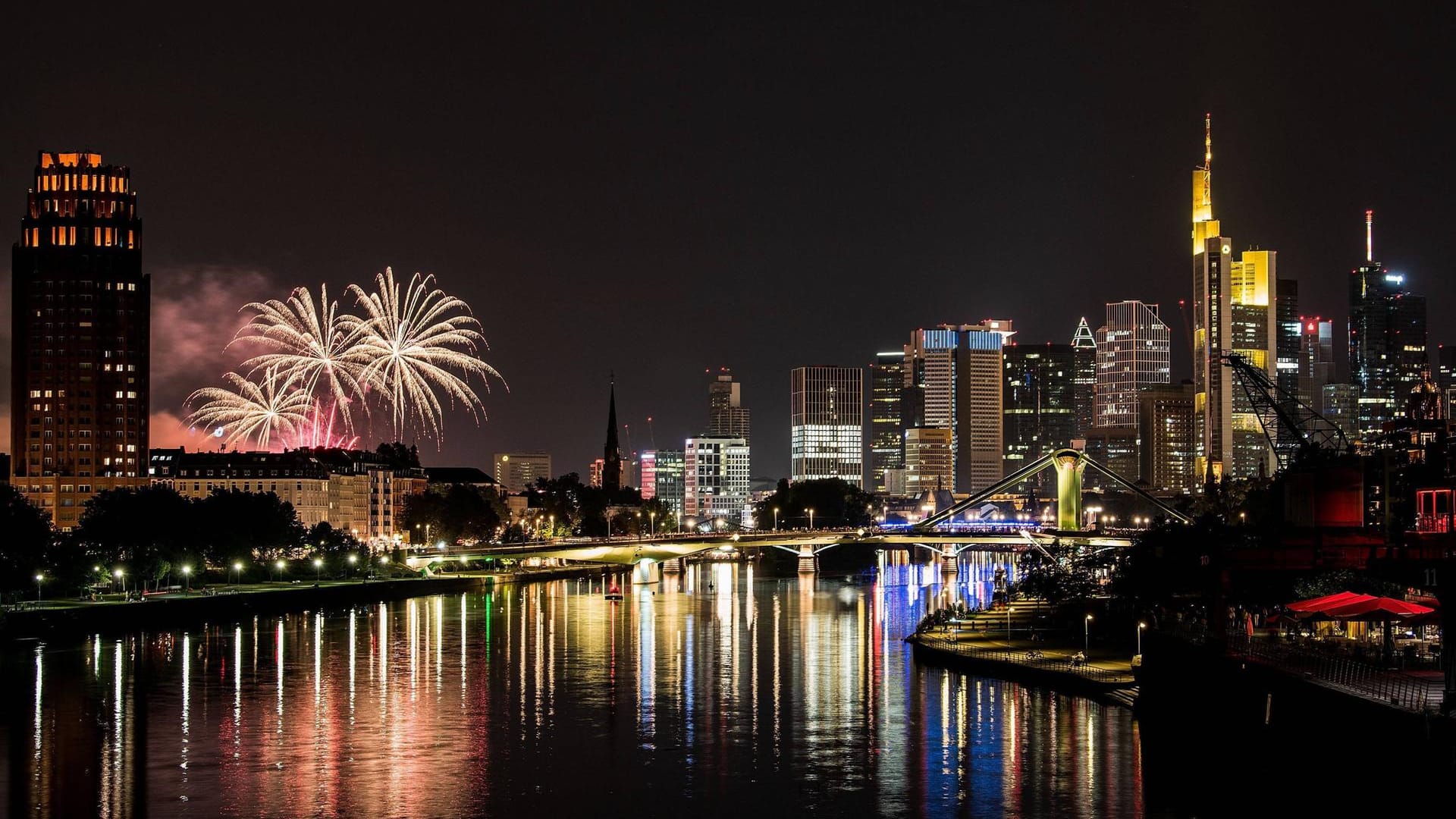 Ein Feuerwerk neben dem Main in Frankfurt (Archivbild): Beim Gesundheitsamt geht man davon aus, dass dieses Jahr wegen der Corona-Pandemie keine Silvesterfeiern möglich sein werden. Ein Feuerwerk neben dem Main in Frankfurt (Archivbild): Beim Gesundheitsamt geht man davon aus, dass dieses Jahr wegen der Corona-Pandemie keine Silvesterfeiern möglich sein werden.