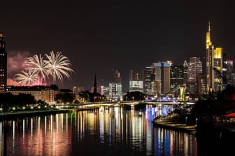 Ein Feuerwerk neben dem Main in Frankfurt (Archivbild): Beim Gesundheitsamt geht man davon aus, dass dieses Jahr wegen der Corona-Pandemie keine Silvesterfeiern möglich sein werden.