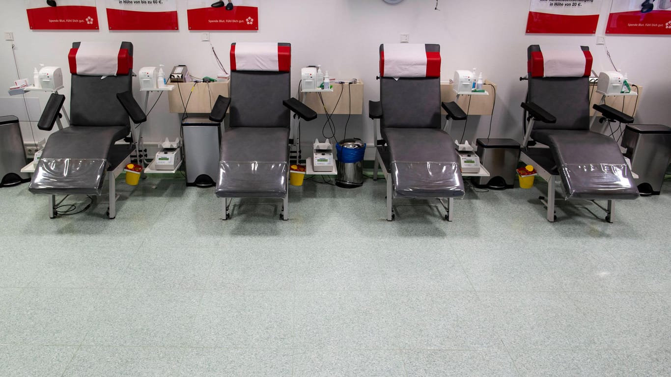 Leere Blutspendeplätze (Symbolbild): Während der Corona-Pandemie sind die Blutspenden immer weniger geworden.