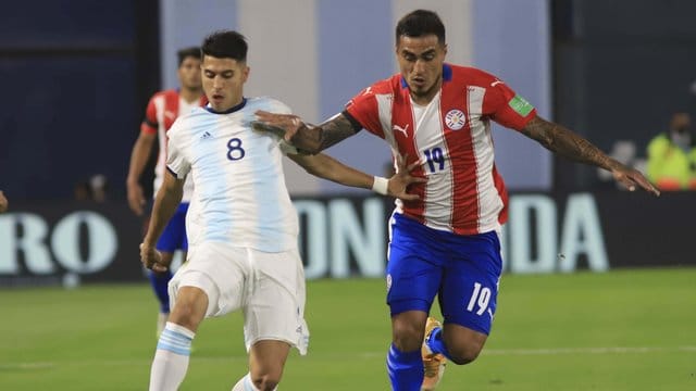 Verletzte sich in der WM-Quali gegen Paraguay schwer: Exequiel Palacios (l). Verletzte sich in der WM-Quali gegen Paraguay schwer: Exequiel Palacios (l).