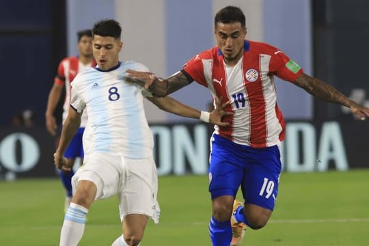 Verletzte sich in der WM-Quali gegen Paraguay schwer: Exequiel Palacios (l).
