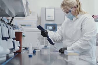 Mitarbeiterin des US-Pharmakonzerns Moderna, die an der Herstellung eines Corona-Impfstoffs arbeitet.