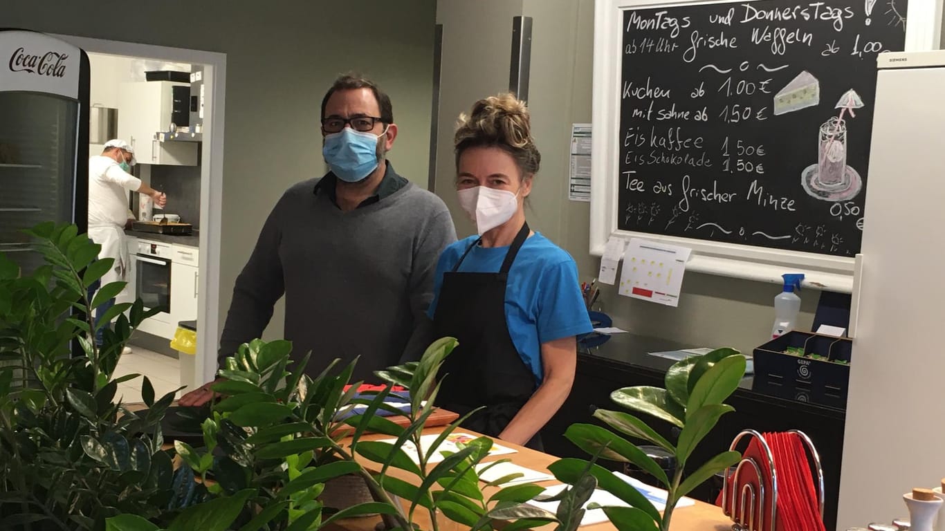 Projektleiter Sebastian Pafundi und seine Mitarbeiterin Britta Wail an der Kuchentheke des Cafés "Hier & Da" in Wuppertal: Es ist von einem Ort zur Wiedereingliederung von Arbeitslosen zu einem sozialen Treffpunkt im Viertel geworden.