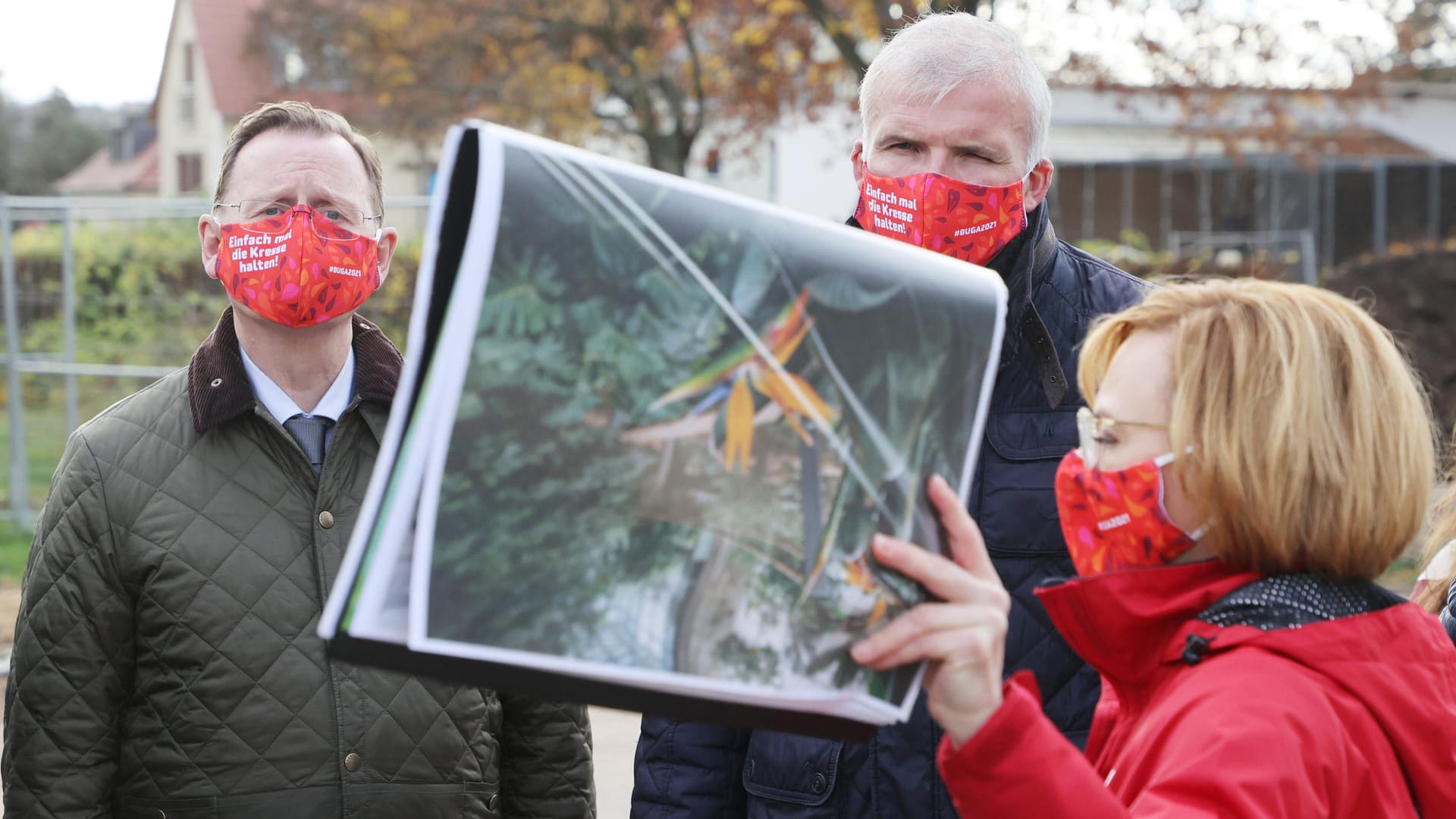 Ministerpräsident Bodo Ramelow (Linke) und Erfurts OB Andreas Bausewein (SPD) sprechen mit der Geschäftsführerin der Buga 2021, Kathrin Weiß: Die Bundesgartenschau soll im April 2021 eröffnen.