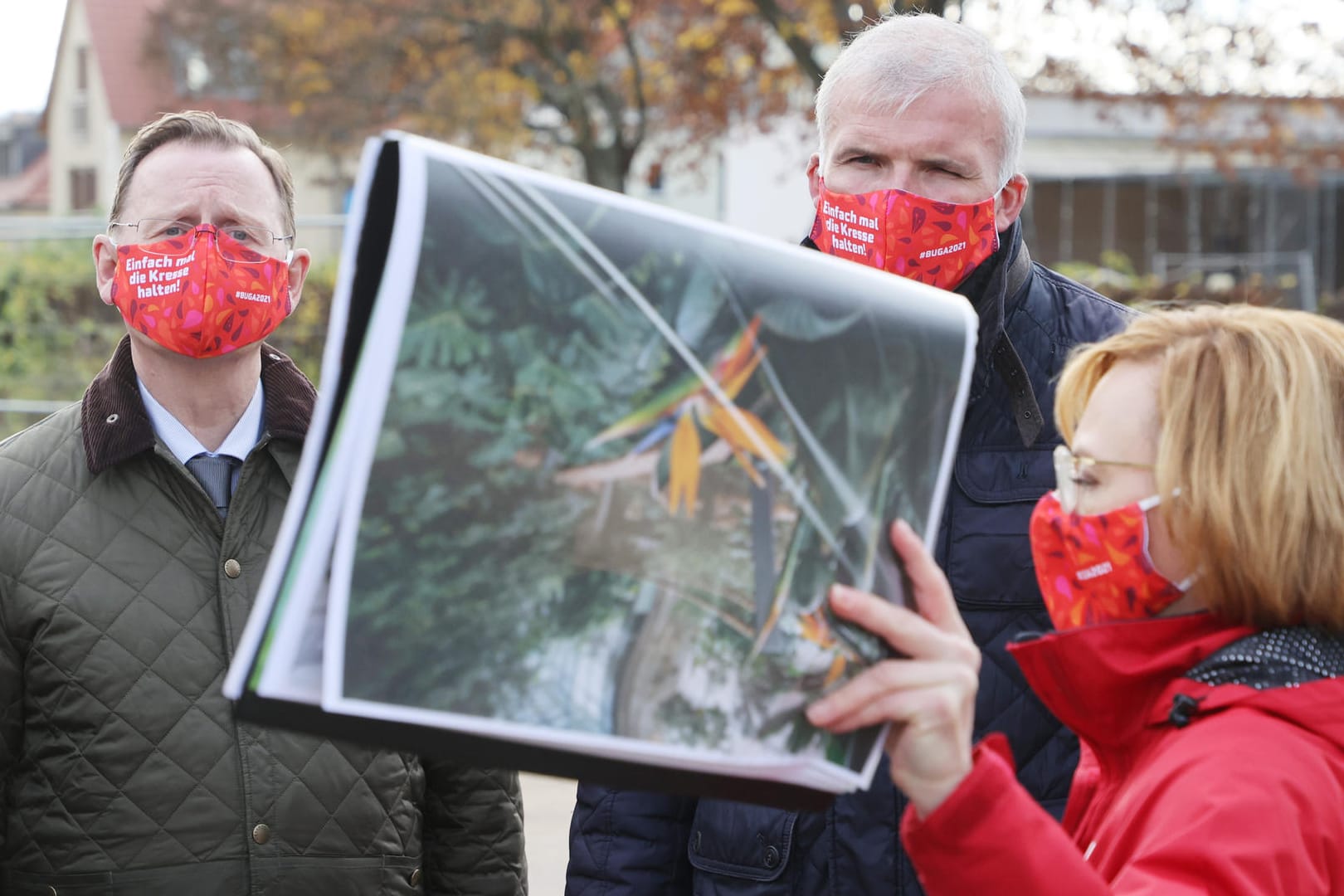 Ministerpräsident Bodo Ramelow (Linke) und Erfurts OB Andreas Bausewein (SPD) sprechen mit der Geschäftsführerin der Buga 2021, Kathrin Weiß: Die Bundesgartenschau soll im April 2021 eröffnen.