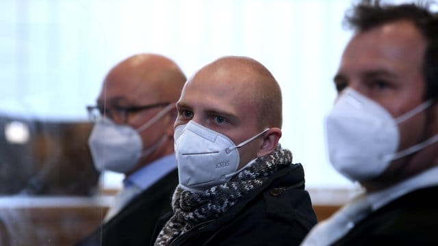Der Angeklagte Stephan Balliet (M) sitzt zu Beginn des 20. Der Angeklagte Stephan Balliet (M) sitzt zu Beginn des 20.