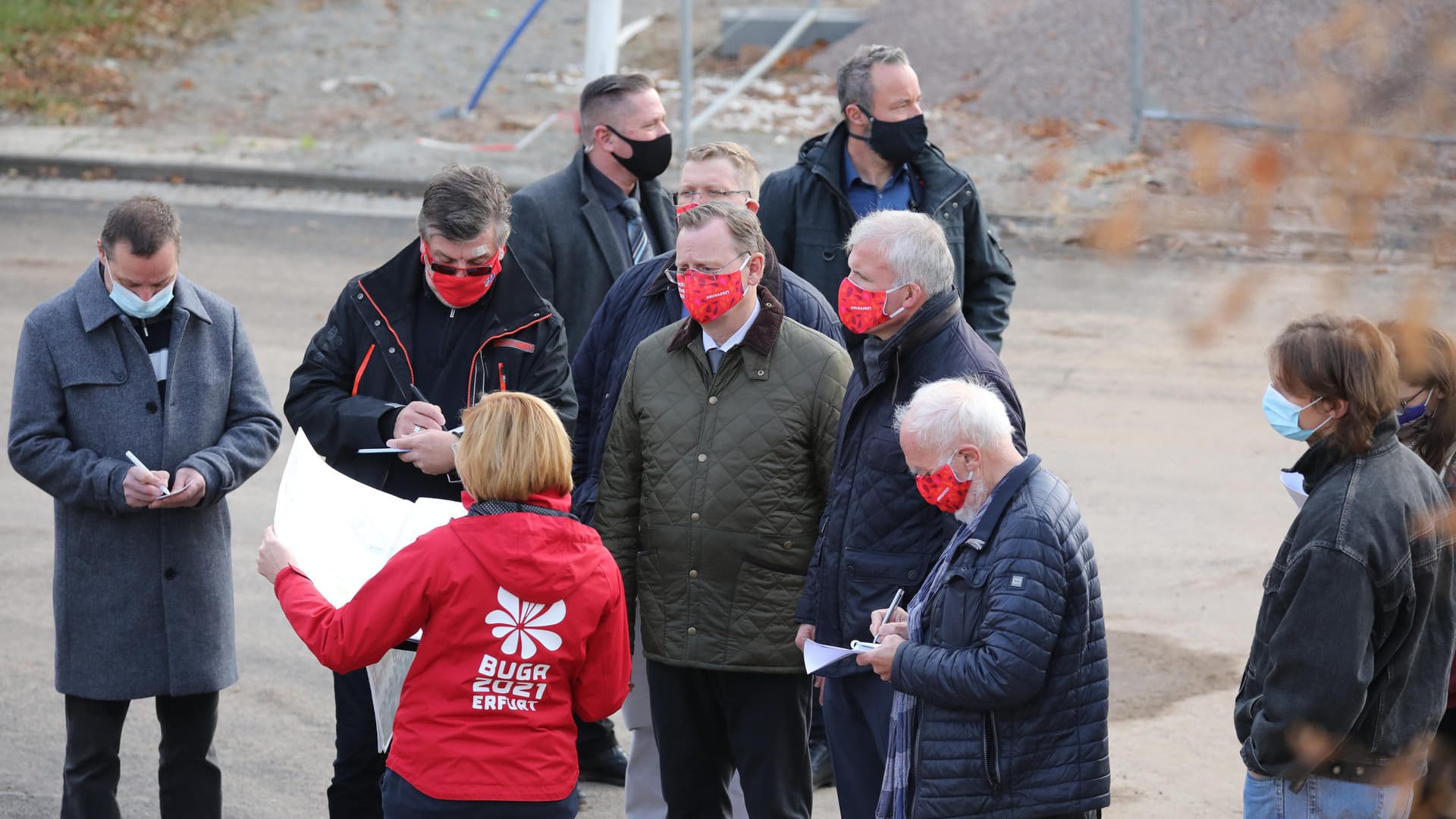 Bodo Ramelow (Mitte) spricht mit Journalisten und Mitarbeitern bei einem Besuch des egaparkes und des Geländes der Bundesgartenschau 2021: 184 Millionen Euro werden in Erfurt im Zusammenhang mit der Buga investiert.