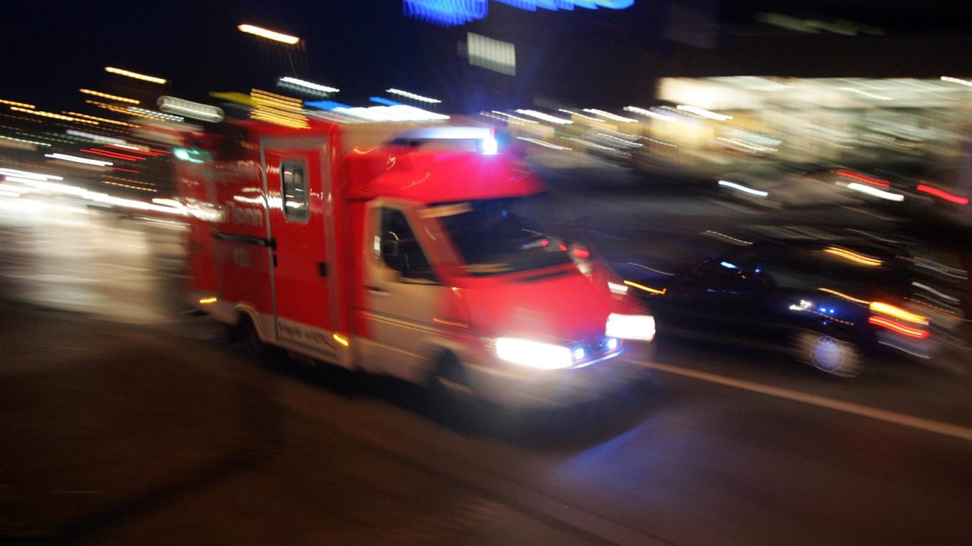 Ein Rettungswagen (Symbolbild): Nach einem Zugunglück konnten Einsatzkräfte nichts mehr für einen älteren Mann in Bonn tun.