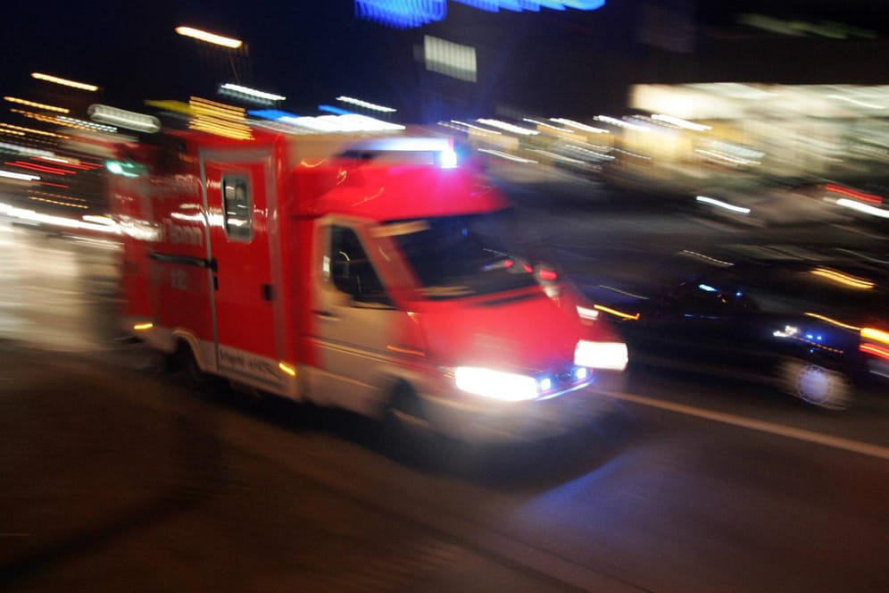 Ein Rettungswagen (Symbolbild): Nach einem Zugunglück konnten Einsatzkräfte nichts mehr für einen älteren Mann in Bonn tun.