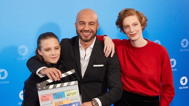 Jasna Fritzi Bauer (l), Dar Salim und Luise Wolfram spielen sich selbst in "How to Tatort".