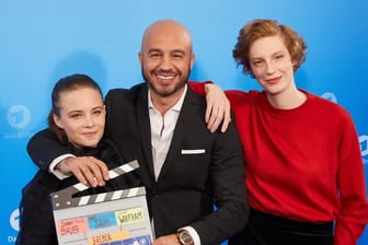 Jasna Fritzi Bauer (l), Dar Salim und Luise Wolfram spielen sich selbst in "How to Tatort".