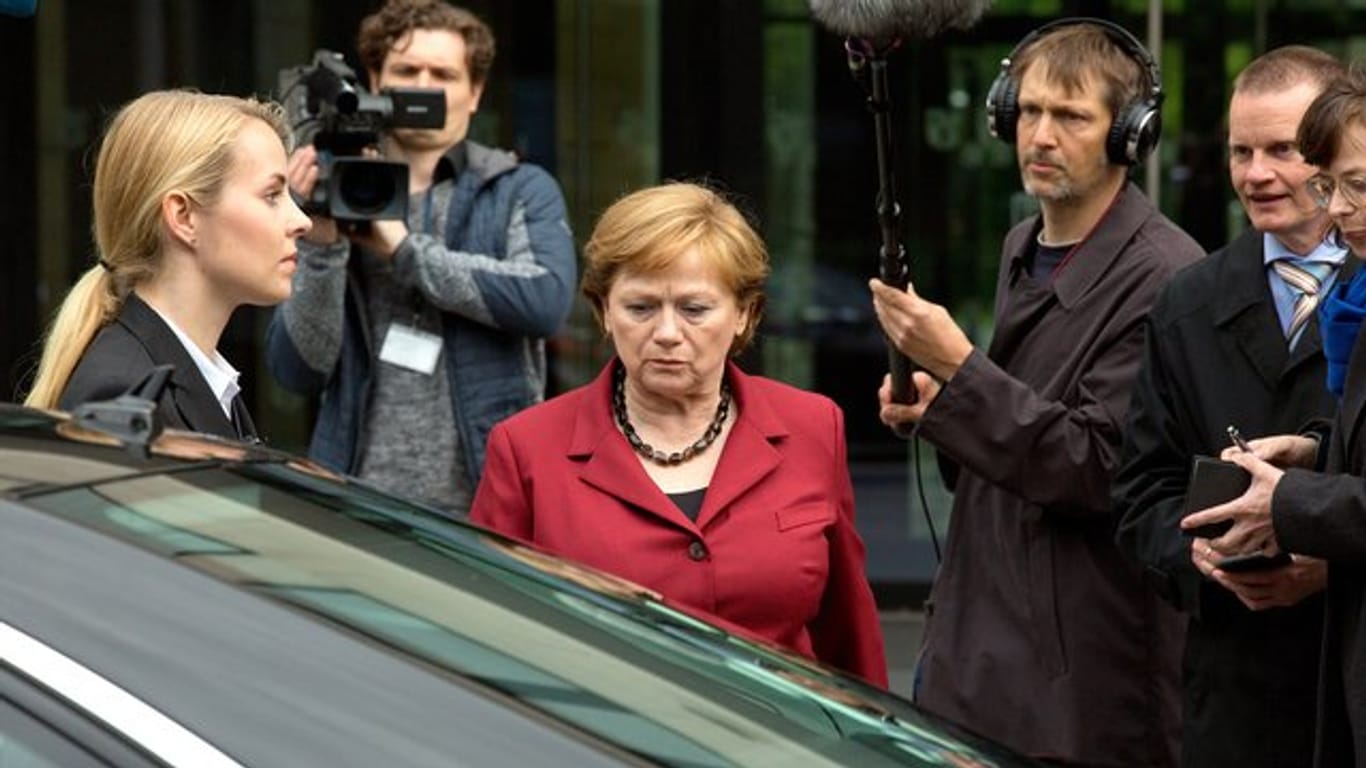 Imogen Kogge als Angela Merkel in einer Szene des ARD-Films "Die Getriebenen".