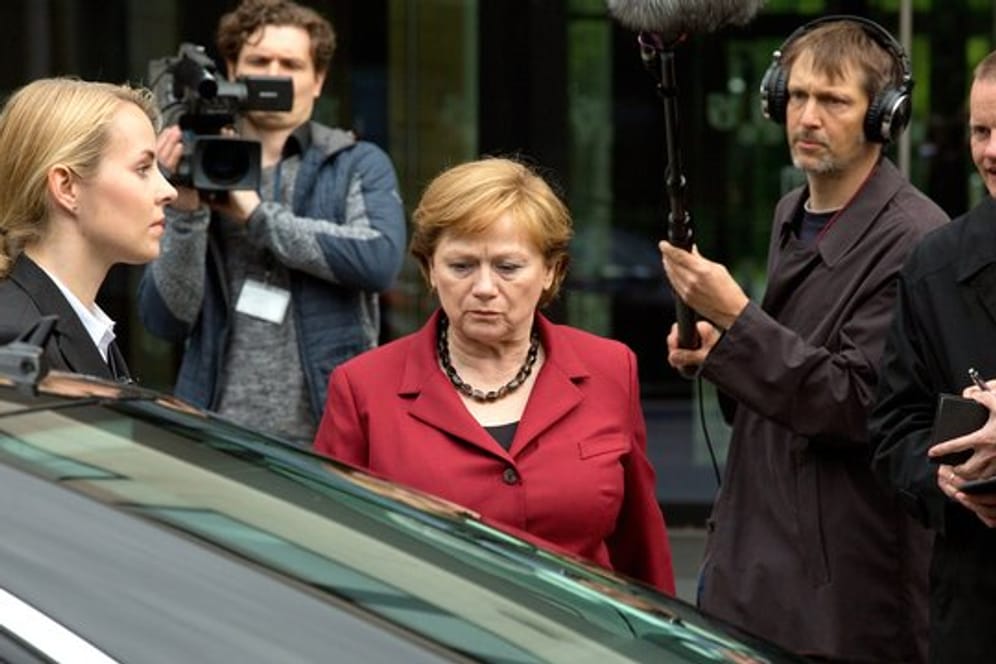 Imogen Kogge als Angela Merkel in einer Szene des ARD-Films "Die Getriebenen".