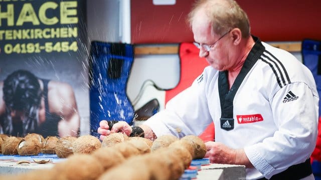 Der Karate-Künstler Muhamed "Hammerhand" Kahrimanovic zerschlägt Kokosnüsse bei seinem Weltrekordversuch in einer Kampfsportschule: Kahrimanovic hat damit einen Weltrekord aufgestellt. Der Karate-Künstler Muhamed "Hammerhand" Kahrimanovic zerschlägt Kokosnüsse bei seinem Weltrekordversuch in einer Kampfsportschule: Kahrimanovic hat damit einen Weltrekord aufgestellt.