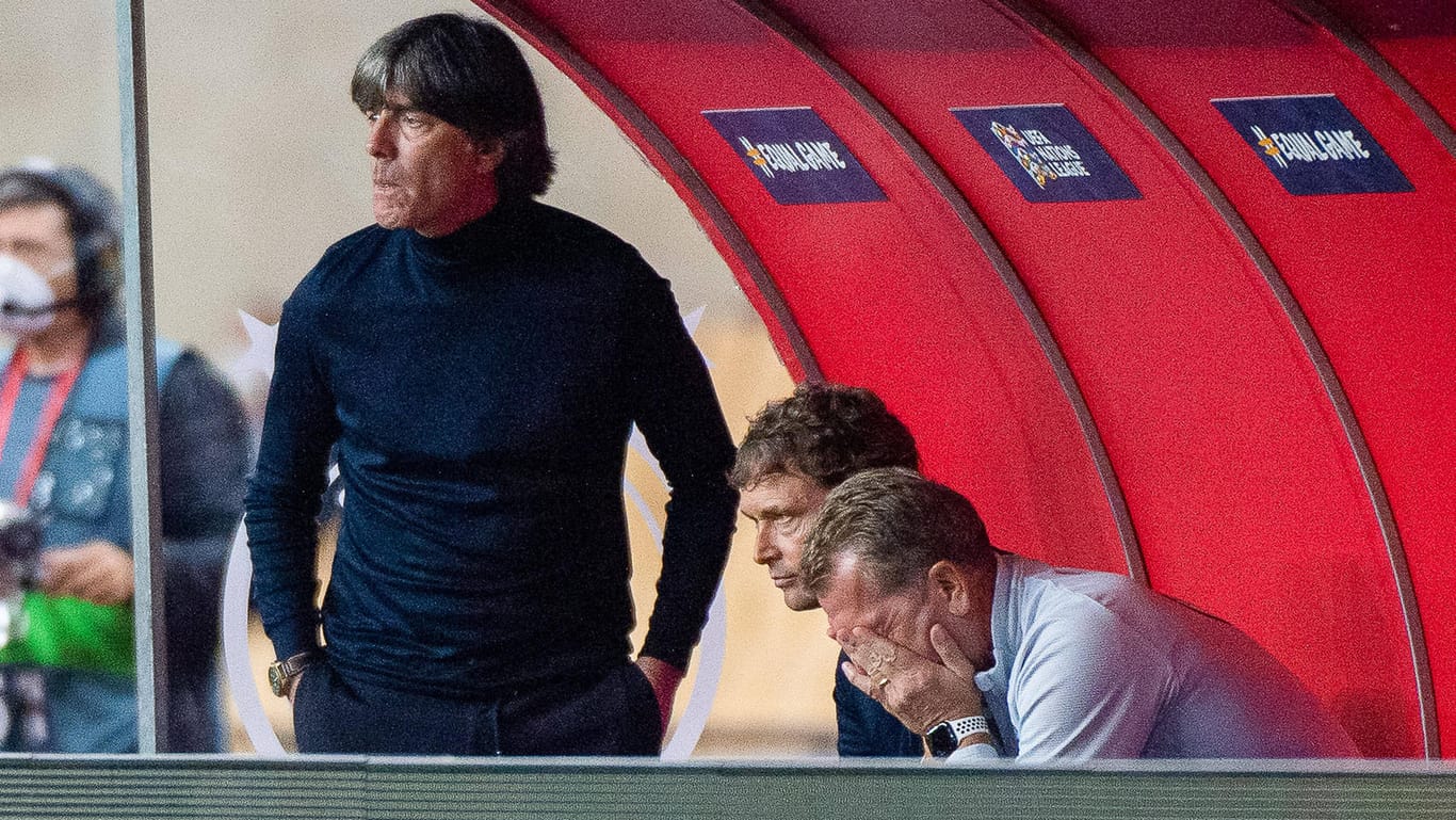 Joachim Löw: Der Bundestrainer steht nach dem historischen 0:6 hart in der Kritik.