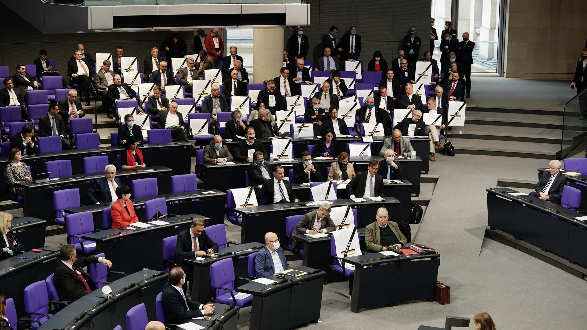 Berlin: Abgeordnete der AfD haben Plakate mit der Aufschrift Grundgesetz und dem heutigen Datum in der Debatte vor der Verabschiedung des Infektionsschutzgesetzes angebracht.