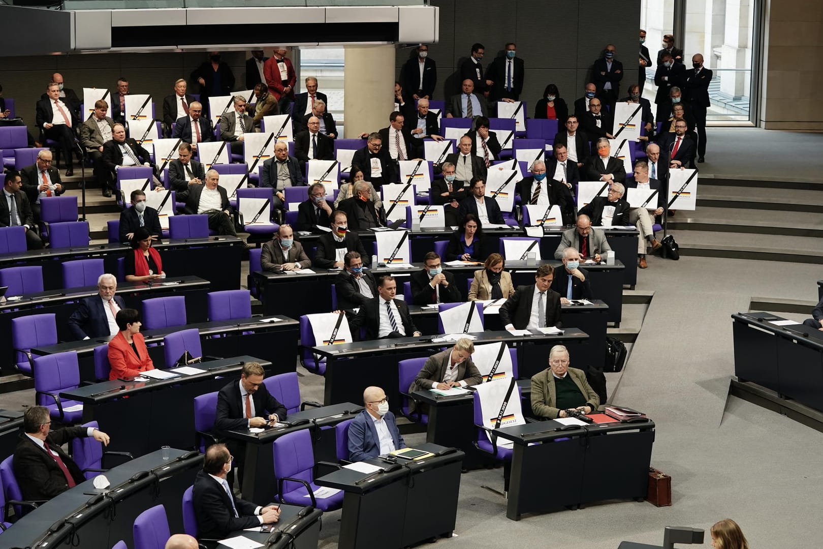 Berlin: Abgeordnete der AfD haben Plakate mit der Aufschrift Grundgesetz und dem heutigen Datum in der Debatte vor der Verabschiedung des Infektionsschutzgesetzes angebracht.