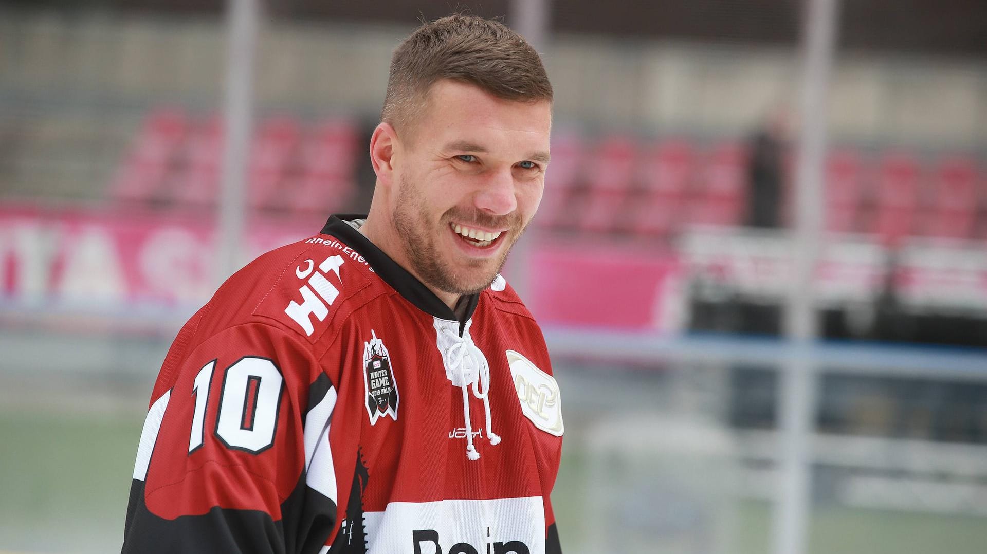 Lukas Podolski im Haie-Trikot mit der Nummer 10 auf der Eisfläche (Archivfoto): Im Training durfte der Fußballer den Schläger bereits in die Hand nehmen.