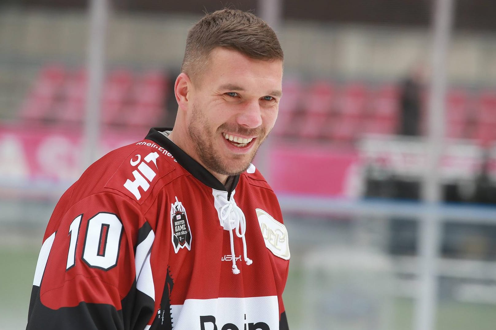 Lukas Podolski im Haie-Trikot mit der Nummer 10 auf der Eisfläche (Archivfoto): Im Training durfte der Fußballer den Schläger bereits in die Hand nehmen.