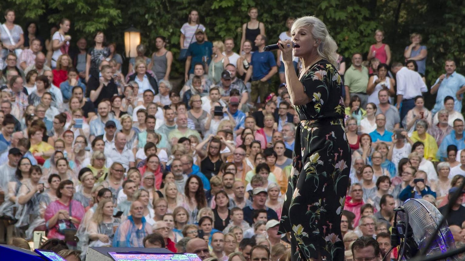 In Action. Normalerweise heizt Ina Müller von der Bühne aus Tausenden Fans ein.