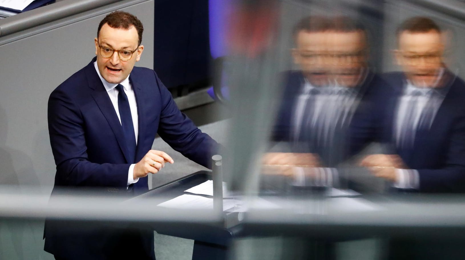 Jens Spahn spricht im Bundestag: Der Gesundheitsminister verteidigt den Kurs der Regierung in der Corona-Pandemie.