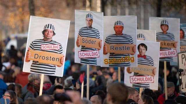 Demonstrationsteilnehmer der Initiative „Querdenken“ in Leipzig. Demonstrationsteilnehmer der Initiative „Querdenken“ in Leipzig.