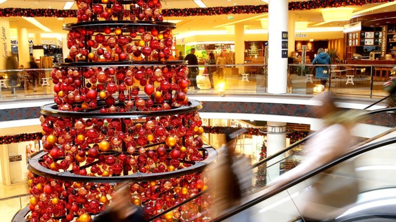 Laut einer Befragung geben viele Bürger an, dieses Jahr mehr Geld für Weihnachtsgeschenke ausgeben zu wollen.