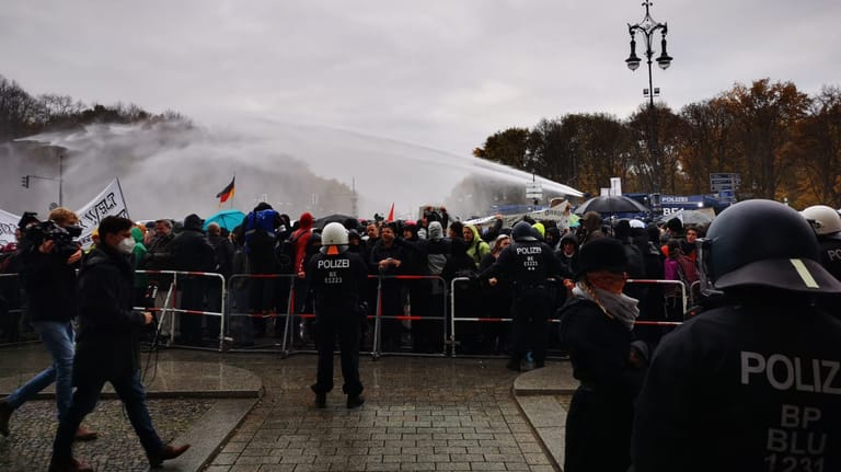 Wasserwerfer im Einsatz: Die Polizei habe nicht direkt in die Menschenmenge gefeuert, weil sich dort Kinder befanden, so ein Sprecher.